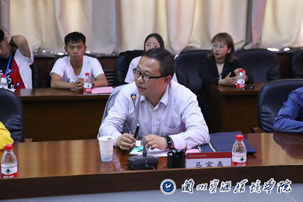 马富春站长作《全媒体时代校园媒体建设要义》报告